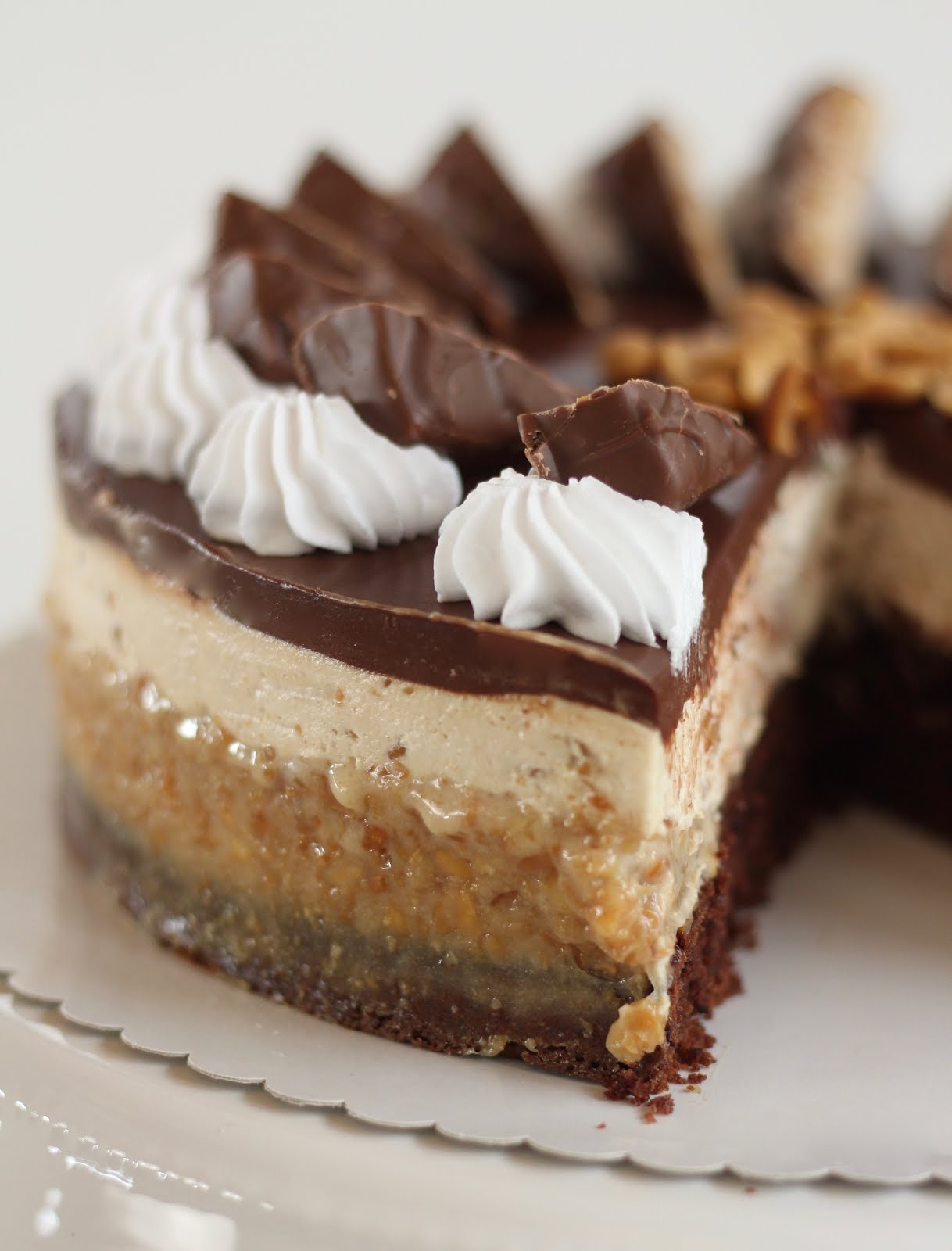 Leckere vegane Snickers-Torte/ Erdnuss-Karamell-Schoko-Torte | Rezept und Video von Sugarprincess