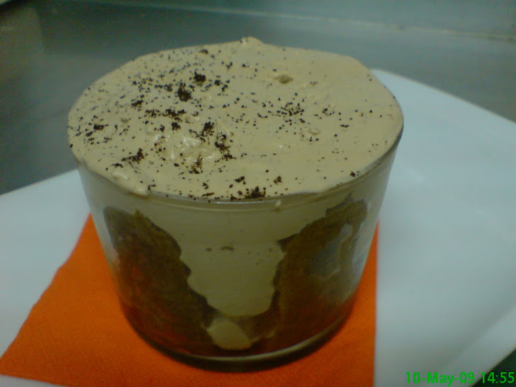Vaso con Bizcocho de chocolate bañado en café y Mousse de Café