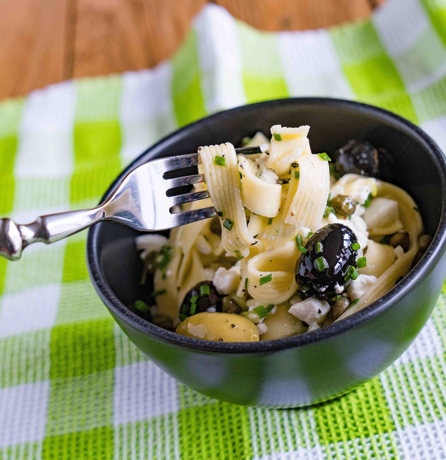 stuttgartcooking: Lauwarmer Nudel-Salat mit Oliven, Kapern, Schafskäse ...
