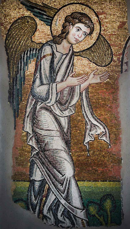 Anjo redescoberto na basílica Natividade, Belém, olha fixo para o local onde Jesus nasceu