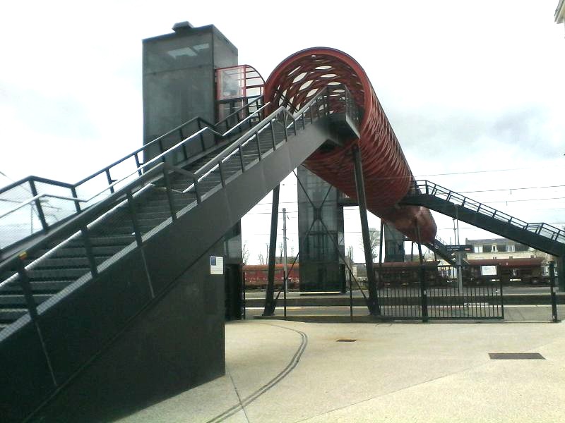 PHOTOS DE VENDEE La gare de la RochesurYon et sa passerelle PHOTOS DE VENDEE La gare de la RochesurYon et sa passerelle