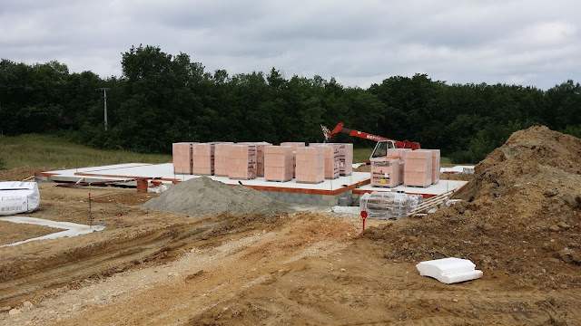 3 juin 2016 : livraison des briques pour l’élévation des murs : le chantier est prêt à redémarrer