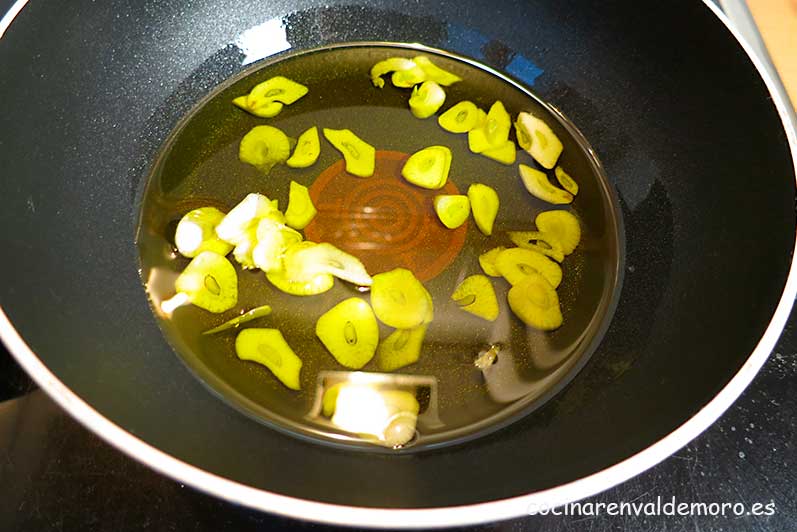 Los ajos fileteados en la sartén