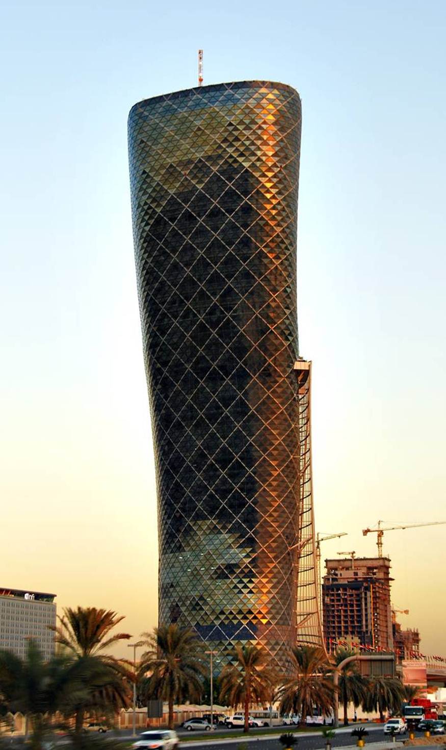 Плавный башня. Башня «Capital Gate» (Абу-Даби, ОАЭ,. Падающая башня Абу Даби. Абу Даби небоскреб Кэпитал гейт. Башня капитал Абу Даби.