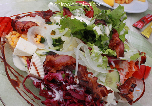Gemischter Salat mit Bacon, Feta und Joghurt Dressing