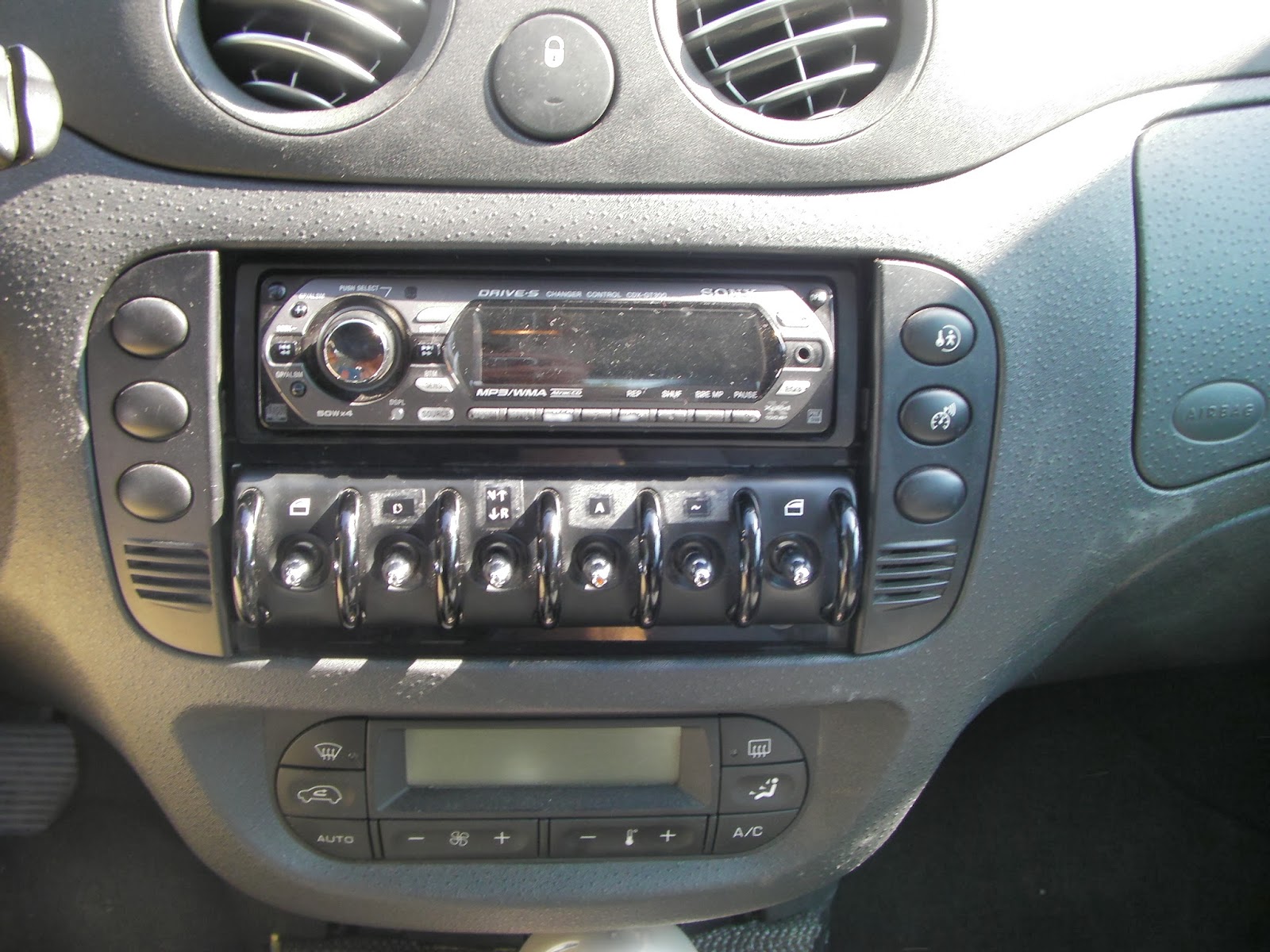 Weird Modifications and Repairs Citroen C3 Gear Knob Displacement