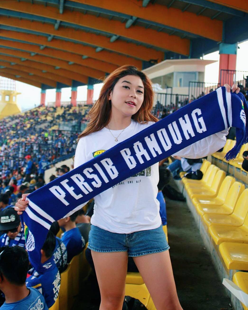 26 Foto Bobotoh Cantik Persib Paling Hot