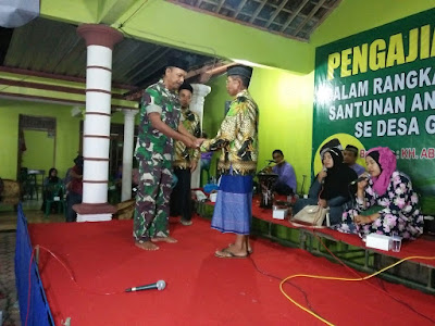 BERSIH DESA DAN SANTUNI ANAK YATIM PIATU OLEH TAKMIR MASJID DESA GLONGGONG