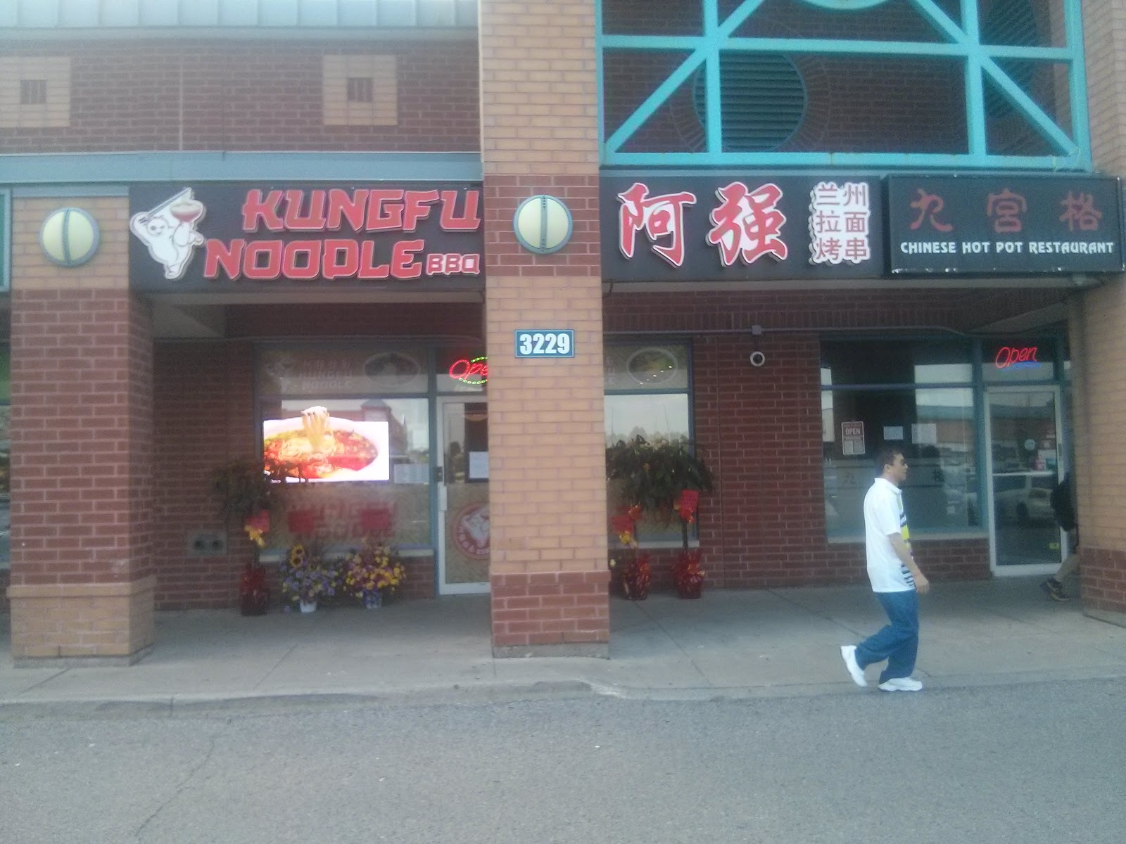 Eating Kung Fu Noodles (First Markham Place FMP) Eating With Gordon