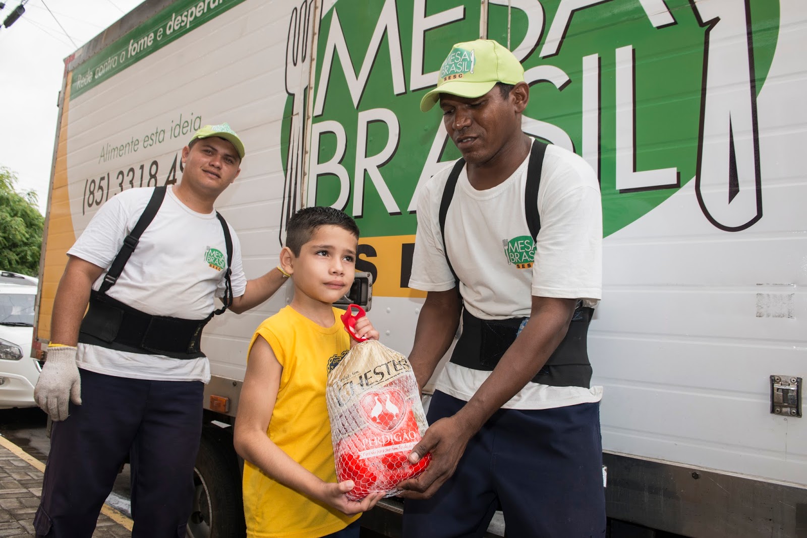Resultado de imagem para FamÃlias cearenses recebem doação de 18 mil aves natalinas