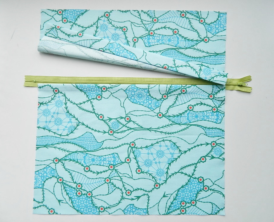 installing zipper closure in a pillow cover {tutorial}