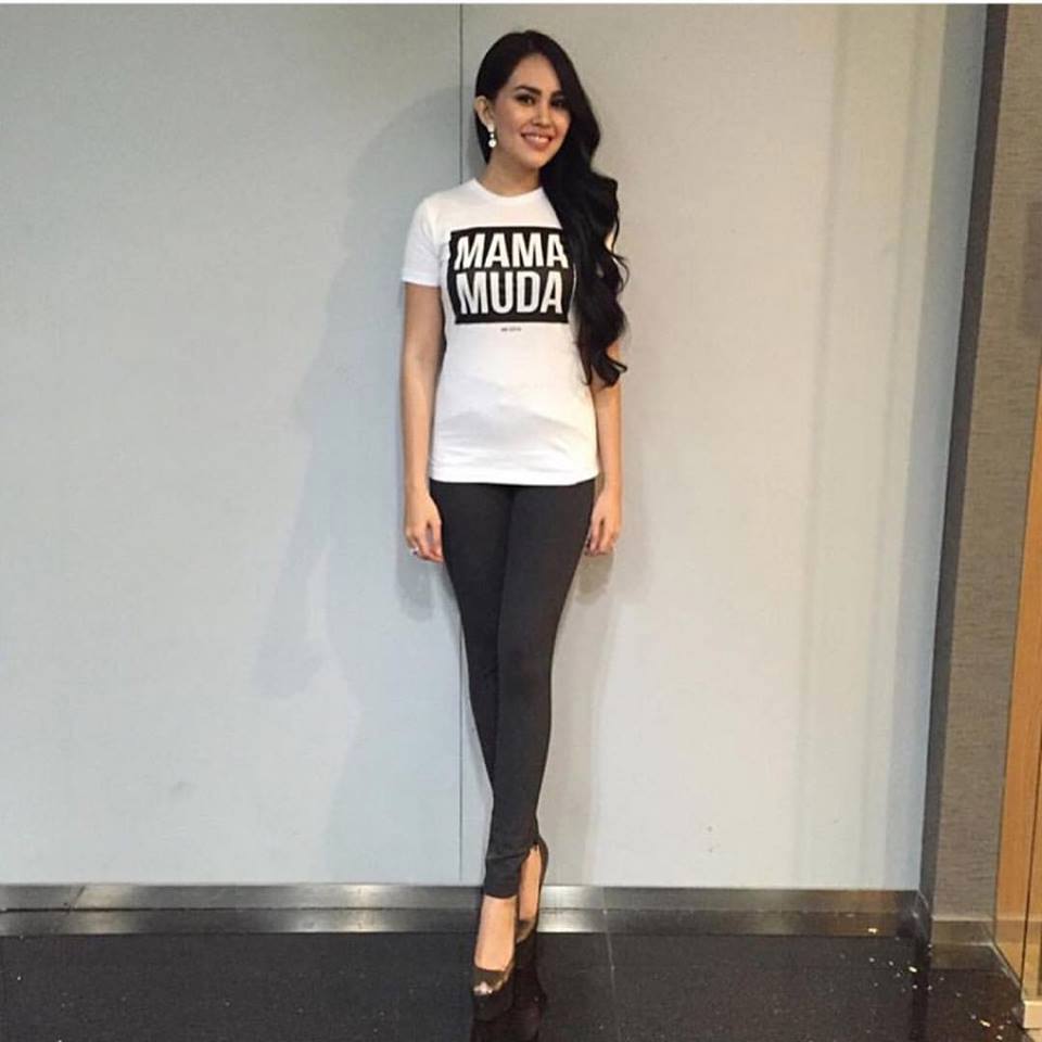 Kenapa Foto Model Wanita Kaos Distro Tidak Pakai Celana ? - Kumpulan