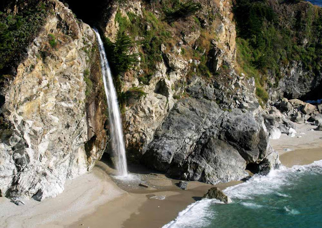 Cachoeira beira mar McWay – Califórnia