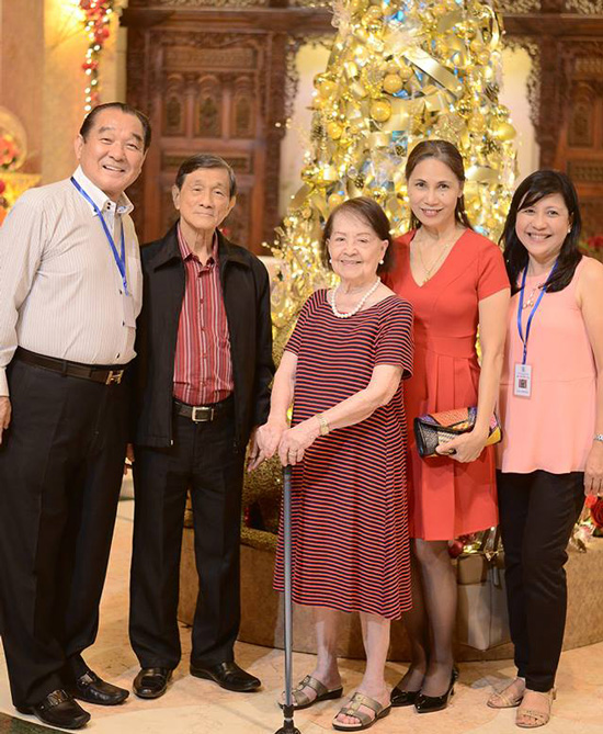 MARCO POLO DAVAO LIGHTS UP GOLD AND ROSES CHRISTMAS TREE