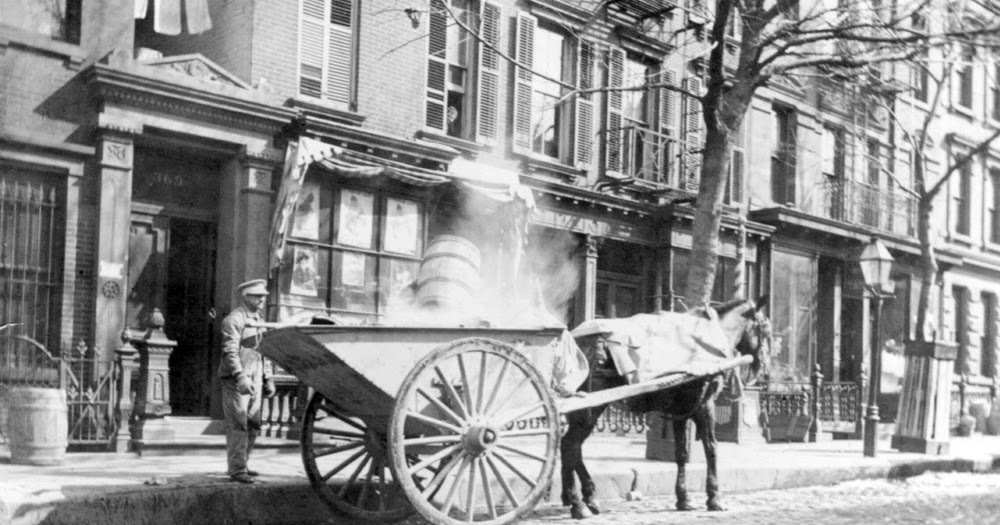 Amazing Vintage Photos of Street Cleaners in New York City From Between