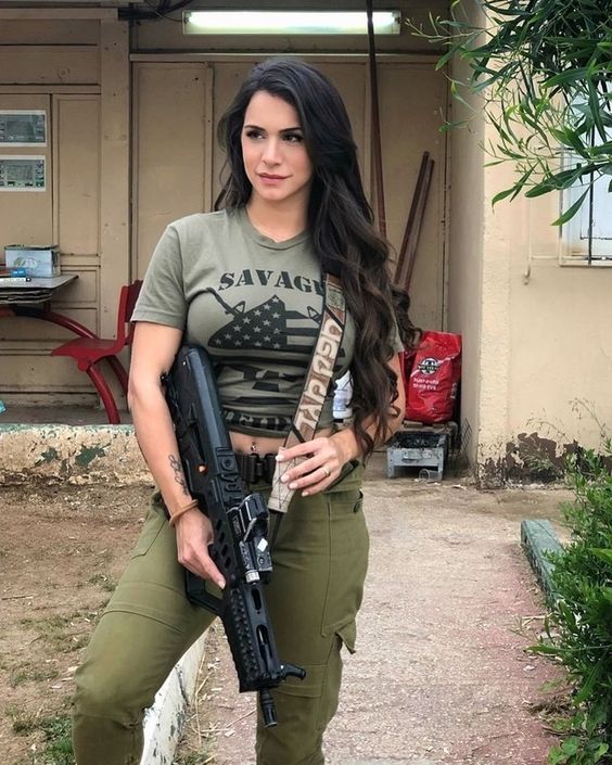 Sexy-military-girl-and-gun_06.jpg