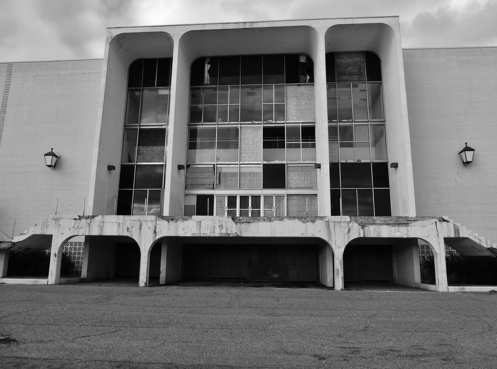 Dead and Dying retail Mellett Mall / Canton Centre in Canton, Ohio