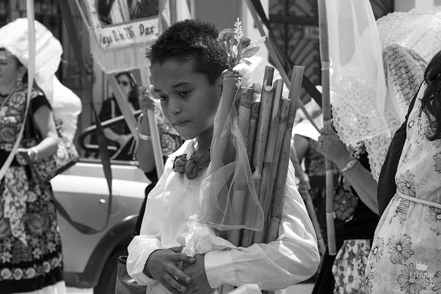 niño tehuano en procesion