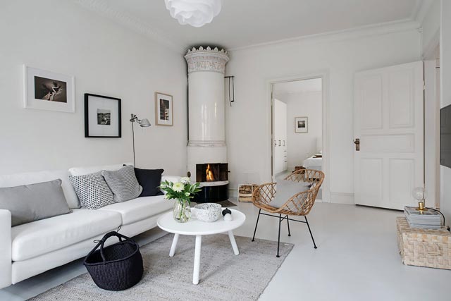 Una estufa de cerámica preside el salón