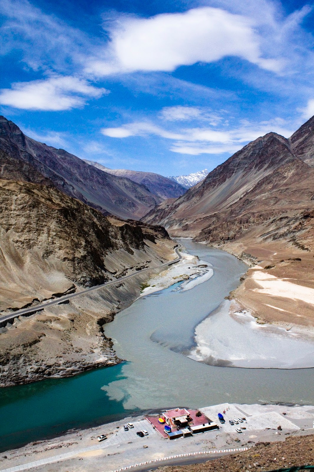 Инд река климат. Пакистан Долина инда. Река инд в Индии. Реки Пакистана. Слияние двух рек Ладакх.