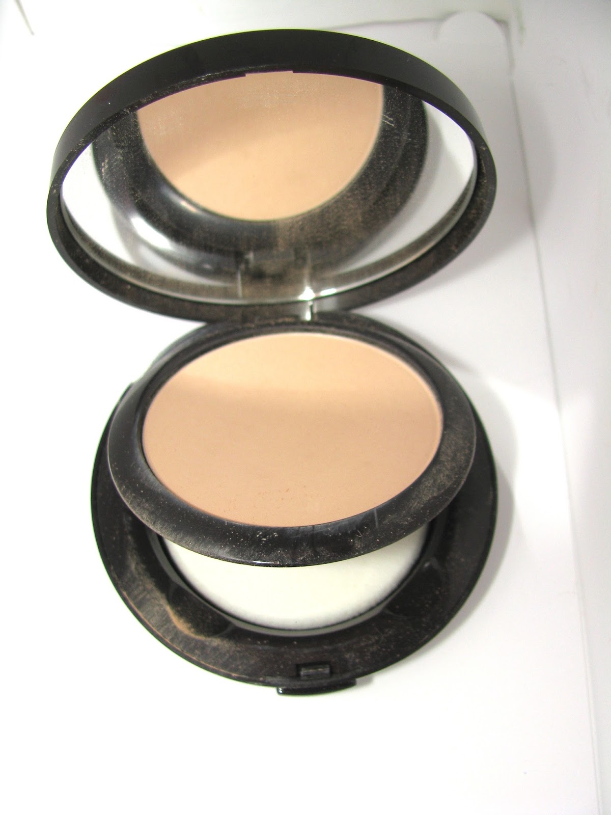 The Beauty Alchemist Laura Mercier Smooth Finish Foundation Powder