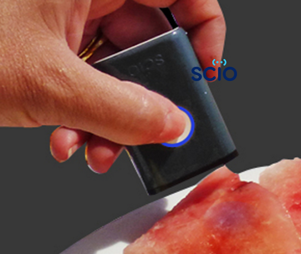 SCiO 可以掃描食物,透過自己的食物成分資料庫辨別其中的成分 SCiO 可以掃描食物,透過自己的食物成分資料庫辨別其中的成分