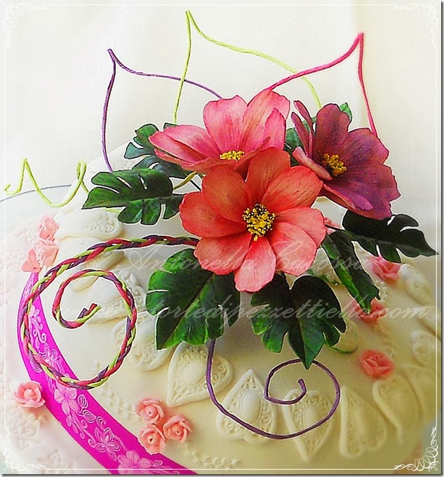 http://www.letortedipezzettiello.com/2013/12/torta-cosmos-e-monstera-con-decori-in.html