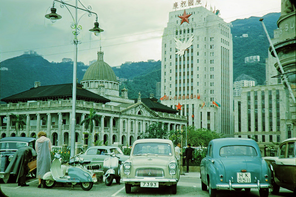 Wonderful Color Photos Document Street Scenes of Hong Kong in the 1950s