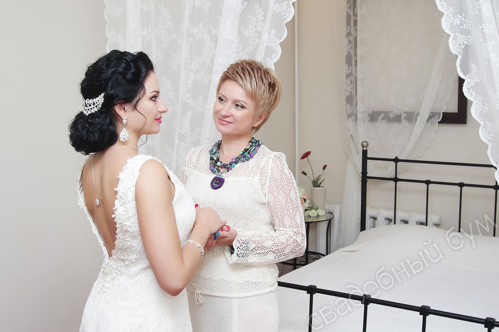Мама одевает невесту