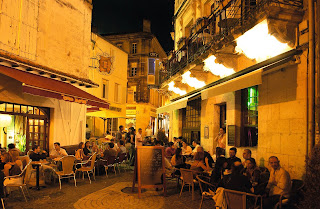 © Vue d'une rue piétonne le soir, avec ses terrasses de cafés et restaurants. Photographe : Michel GARNIER