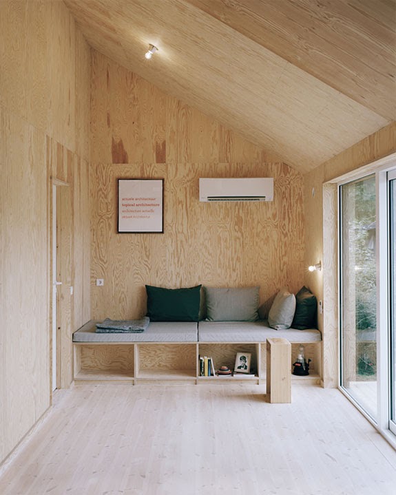 ilia estudio interiorismo: Una casa construida únicamente con madera.