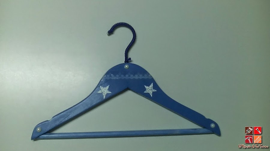 percha pintada a mano