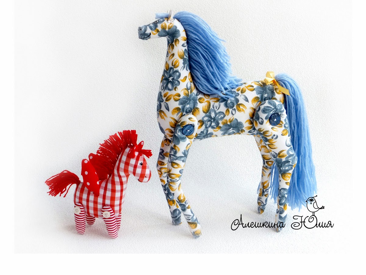 Лошадки мастер класс. Лошадка текстильная игрушка. Текстильная лошадка МК. Конь из ткани. Текстильная игрушка лошадка из ткани.