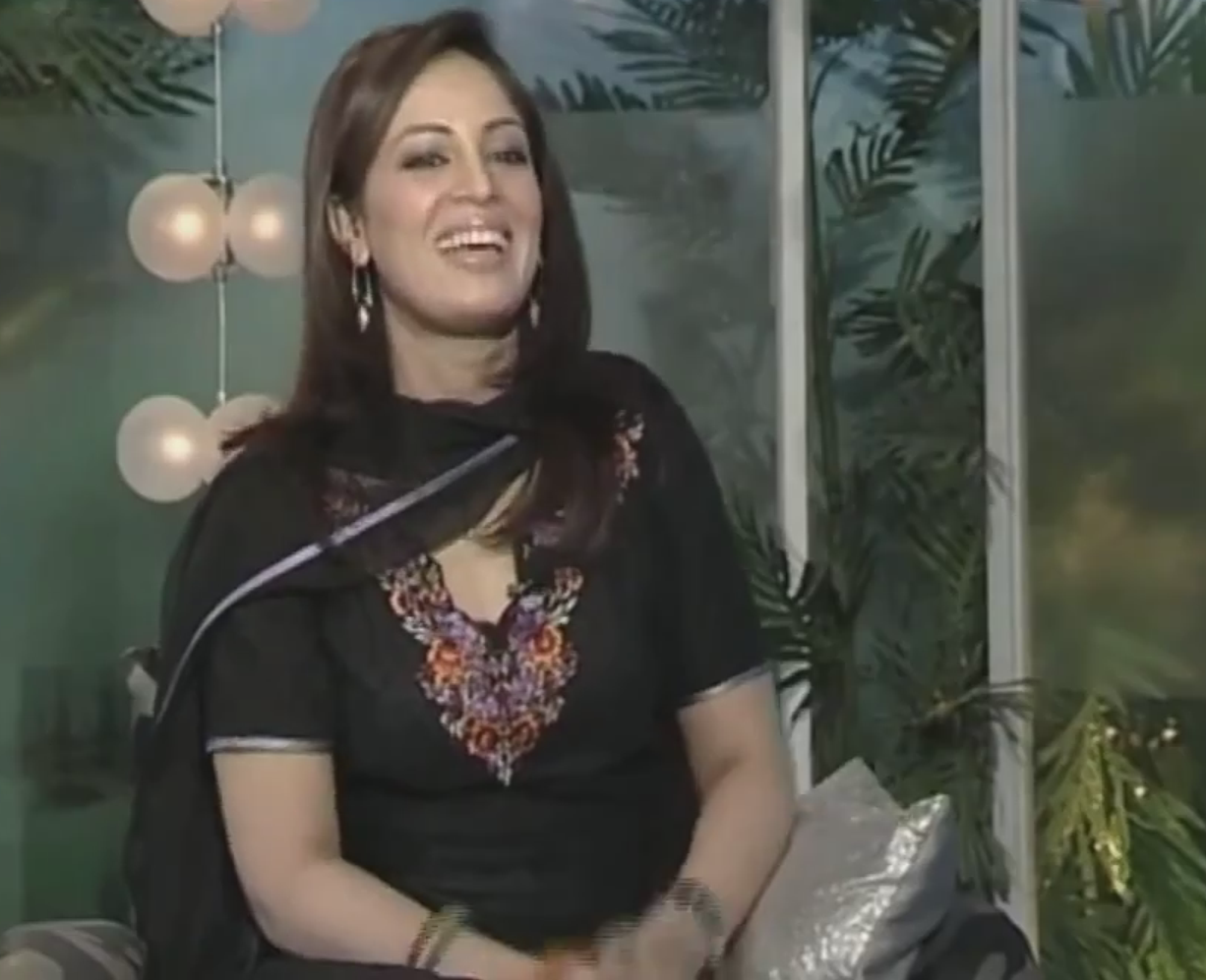 Pakistani Television Captures And Hot Models Farah Hussain Hot In Black
