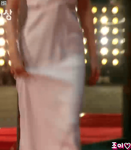 sbs 연기대상 레드카펫 강한나.gif | 인스티즈