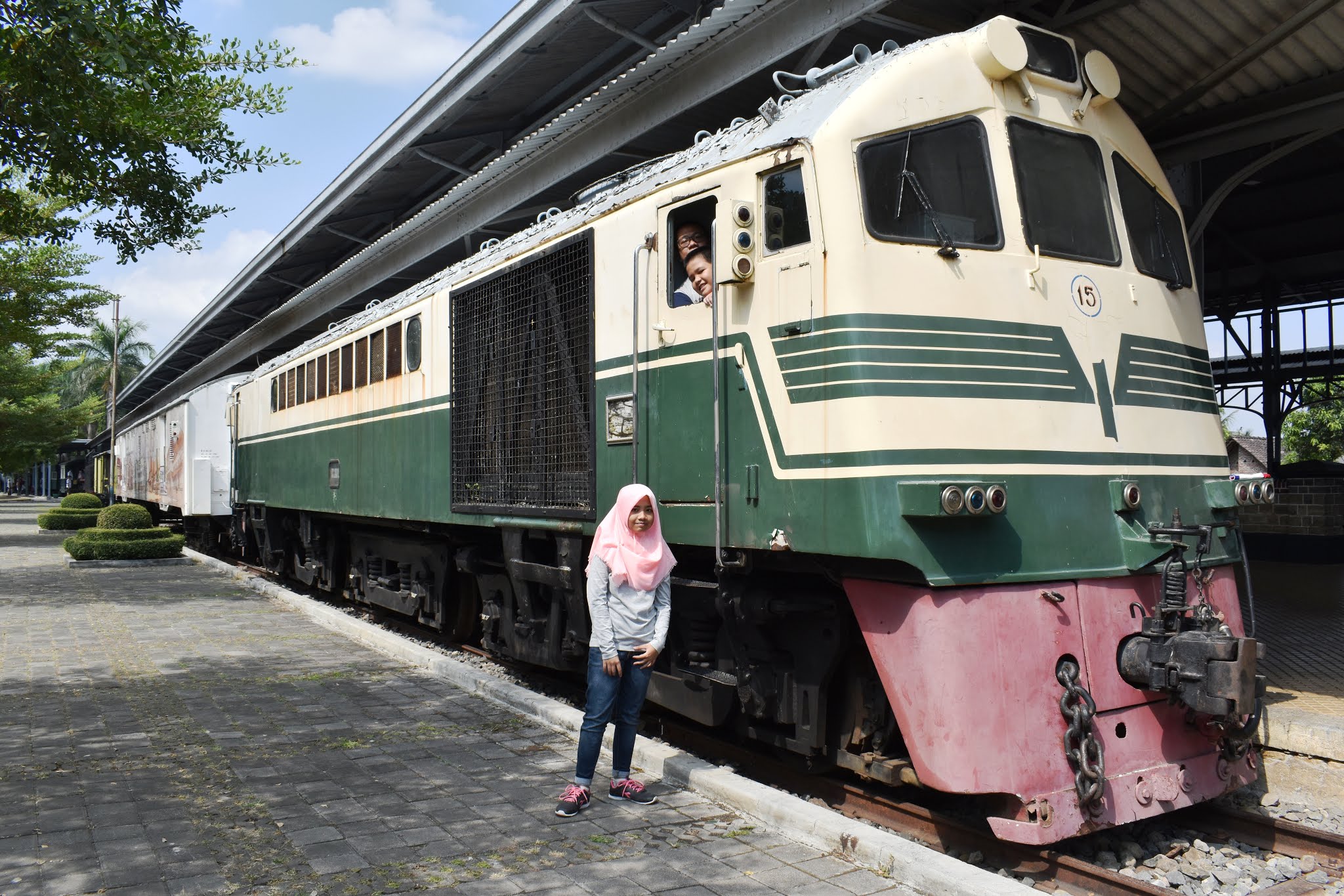 naik kereta wisata sejarah di museum kereta api ambarawa indonesia diesel uap traveling nurul sufitri mom lifestyle blogger