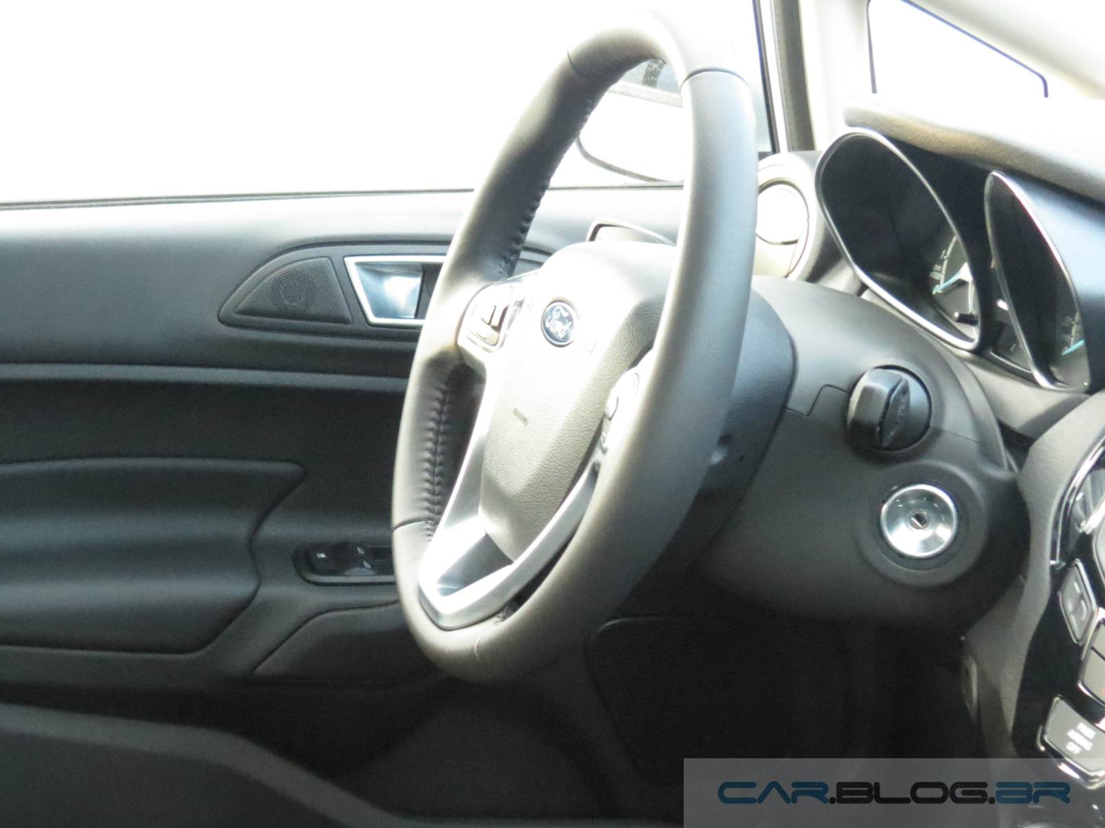 New Fiesta Sedan Titanium AT 2014 Prata - volante revestido em couro