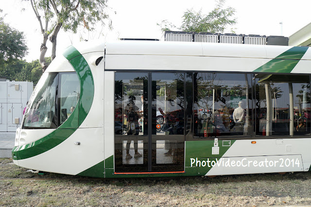 高雄環狀輕軌列車上線測試 民眾靜態參觀活動 從對面月台看車廂正側面