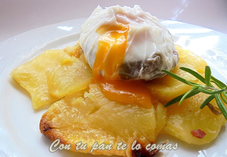 Huevos poché con setas y jamón