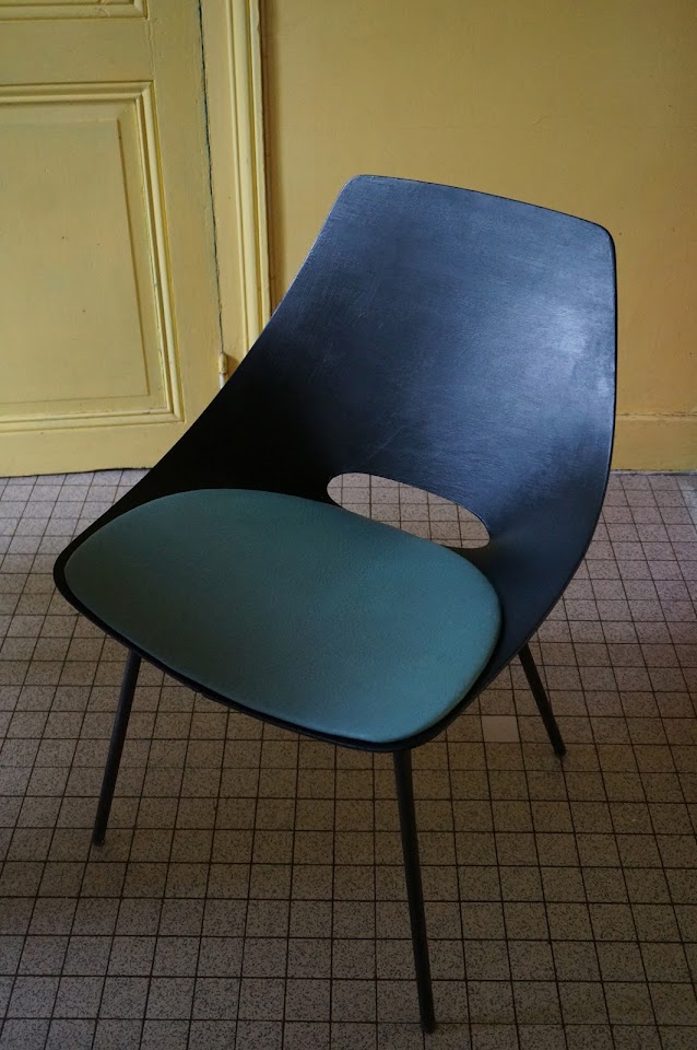 chaise Tonneau de Pierre Guariche