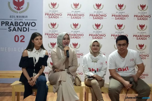 Terkesan Kepribadian 08, Dian Pelangi: Beliau Ternyata Sangat Humoris Terkesan Kepribadian 08, Dian Pelangi: Beliau Ternyata Sangat Humoris