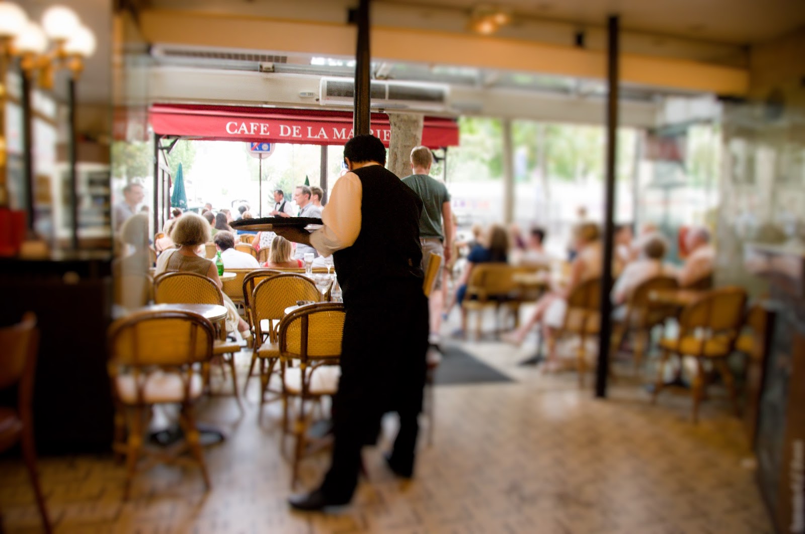 Le café de la Mairie, ou comment passer une journée normale dans un café du coin