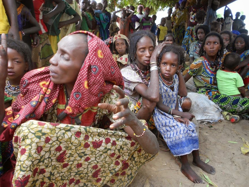 Donne e bambini Mbororò ospitati alla missione di Bozoum dopo l'attacco nei pressi di Bocaranga (marzo 2014)