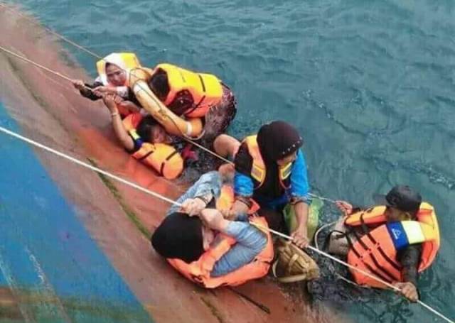 Evakuasi KMP Lestari Maju yang tenggelam di Kepulauan Selayar. Evakuasi KMP Lestari Maju yang tenggelam di Kepulauan Selayar.