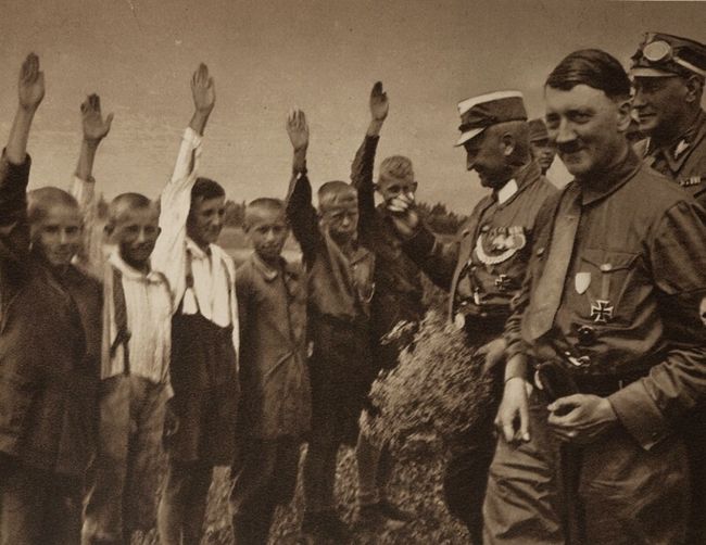 Muestran fotos inéditas de Hitler - Ciudad y Poder