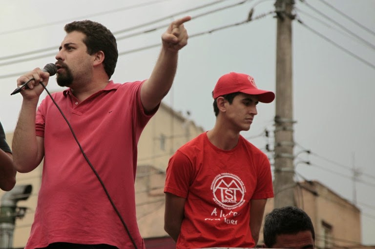 Grupo que vem ganhando relevância nacional, desde 2013, por conta das manifestações em favor de moradia popular, o Movimento dos Trabalhadores Sem Teto (MTST) ajudou a consolidar Guilherme Boulos como um dos principais nomes da esquerda brasileira. Como parte da matéria de capa da edição de CartaCapital desta semana, a reportagem entrevistou o líder sem teto para uma análise sobre o atual momento da política brasileira, em meio a rumores de impeachment contra o governo Dilma Rousseff. Para Guilherme Boulos, a presidenta fez o mesmo caminho do ex-presidente Getúlio Vargas no início da década de 1950, ao tentar conquistar a direita depois de uma campanha eleitoral mobilizada pelos movimentos populares. Mas, ao contrário do que aconteceu durante boa parte da gestão Lula, não há mais condições econômicas para agradar tanto conservadores como progressistas. “A política do pacto de que todos ganham não era mais possível. E a escolha foi, lamentavelmente, cortar do lado dos trabalhadores”.