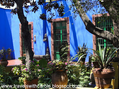 beautiful blue exterior of Museo Frida Kahlo/Frida Kahlo Museum in Mexico City