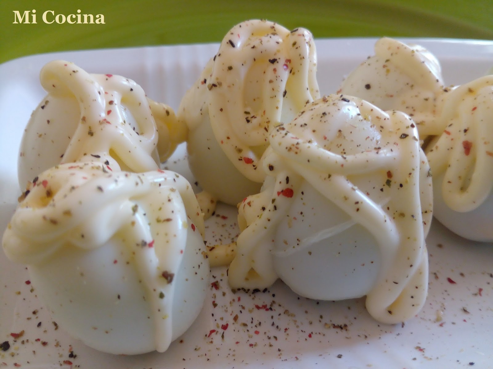 Cuanto Tarda En Cocerse Un Huevo De Codorniz HUEVOS DE CODORNIZ CON MAYONESA Y POPURRI DE PIMIENTAS | Mi Cocina