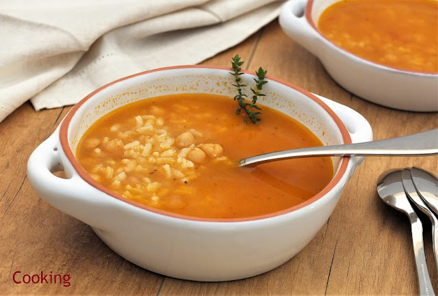 Sopa de grão com arroz Uma sopa de grão com o sabor adocicado e característico do grão, em que o arroz a transforma numa sopa mais substancial.