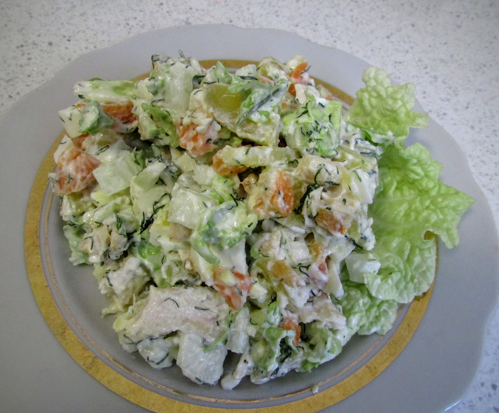 салат с пекинской и горошком. салат с пекинской капустой и ветчиной. салат из пекинской капусты с огурцом и яйцом. салат колбаса горошек капуста огурец. куриная грудка пекинская капуста салат.